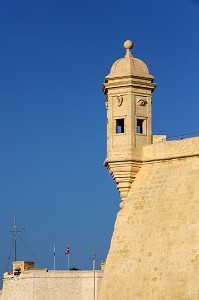 REMPARTS DE FLORIANA. LA TOUR DE GUET DE SENGLEA, DU SAFE HAVEN GARDENS, DECOREE DE L'OEIL ET L'OREILLE DE L'ORDRE DES CHEVALIERS DE MALTE, MALTE 