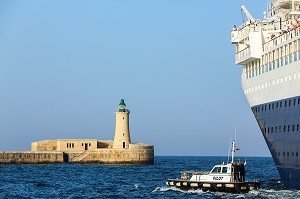 PILOTES DE REMORQUEUR A LA SORTIE D'UN PAQUEBOT DE CROISIERE, GRAND PORT DE LA VALETTE, MALTE 