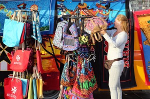 VENDEUSE DE SOUVENIRS DE MALTE, SLIEMA, LA VALETTE, MALTE 