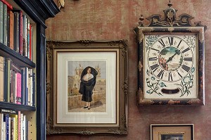 HORLOGE MALTAISE ET TABLEAU REPRESENTANT UNE FEMME EN TENUE TRADITIONNELLE, FALDETTA, CASA ROCCA PICCOLA, LA VALETTE, MALTE 
