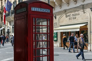 CAFFE CORDINA, CABINE TELEPHONIQUE ANGLAISE ROUGE, LA VALETTE, MALTE 