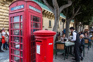 TERRASSE DU CAFFE CORDINA, CABINE TELEPHONIQUE ANGLAISE ET BOITE AUX LETTRES, LA VALETTE, MALTE 