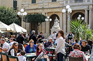TERRASSE DU CAFFE CORDINA DEVANT LA BIBLIOTHEQUE, LA VALETTE, MALTE 