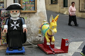 PLAYMOBIL GEANT CHEVALIER DE MALTE, RUE DE LA REPUBLIQUE, LA VALETTE, MALTE 