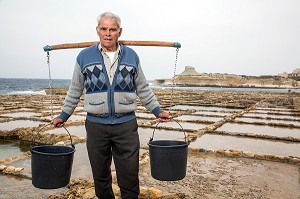 SAUNIER, EMMANUEL CINI, SALINES DE XWEJNI, ILE DE GOZO, MALTE 