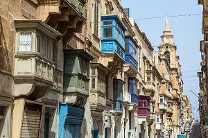 BOW WINDOWS BALCONS COLORES INSPIRES DES MOUCHARABIEHS DES PAYS ARABES, LA VALETTE, MALTE 