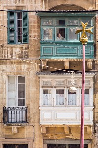 BOW WINDOWS BALCONS COLORES INSPIRES DES MOUCHARABIEHS DES PAYS ARABES, LA VALETTE, MALTE 