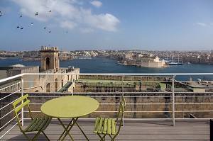 TERRASSE HOTEL URSULINO VALLETTA, VUE SUR BIRGU ET LE CHATEAU SAINT ELME, LA VALETTE, MALTE 