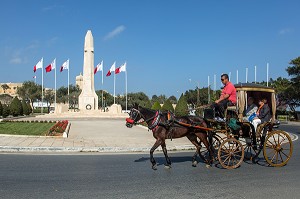 CALECHE, DEVANT LE WAR MEMORIAL A FLORIANA, MALTE 