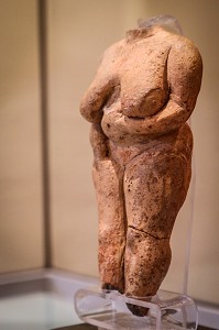 VENUS DE MALTE (3600-2500 AV. J.C) DECOUVERTE DANS LE TEMPLE NEOLITHIQUE DE HAGAR QIM, MUSEE NATIONAL D'ARCHEOLOGIE, LA VALETTE, MALTE 