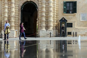 DEVANT LE PALAIS PRESIDENTIEL, PALAIS DES GRANDS MAITRES DE L'ORDRE DE MALTE, LA VALETTE, MALTE 