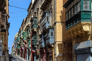 BOW WINDOWS BALCONS COLORES INSPIRES DES MOUCHARABIEHS DES PAYS ARABES, LA VALETTE, MALTE 