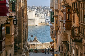 FORT SAINT ANGEL, BOW WINDOWS BALCONS COLORES INSPIRES DES MOUCHARABIEHS DES PAYS ARABES, LA VALETTE, MALTE 