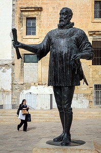 STATUE DE JEAN DE LA VALETTE FONDATEUR DE LA VILLE, LA VALETTE, MALTE 