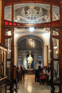 RESTAURANT DU KING'S OWN BAND CLUB AVEC LA STATUE JEAN DE LA VALETTE, RUE DE LA REPUBLIQUE, LA VALETTE, MALTE 