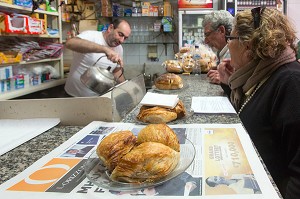 PASTIZZI, CRYSTAL PALACE, FEUILLETE CHAUD A LA RICOTTE ET AUX PETITS POIS, RABAT, MALTE 