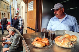 PASTIZZI, CRYSTAL PALACE, FEUILLETE CHAUD A LA RICOTTE ET AUX PETITS POIS, RABAT, MALTE 