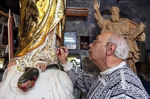 ARTISAN RESTAURATEUR A LA FEUILLE D'OR DE PIECES RELIGIEUSES, FAMILLE FARRUGIA, MDINA, MALTE 