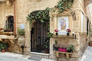 SYMBOLIQUE RELIGIEUSE DEVANT UNE MAISON, MALTE, RABAT, MALTE 