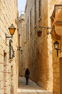 RUELLE DE MDINA ET PASSANTE, MALTE 