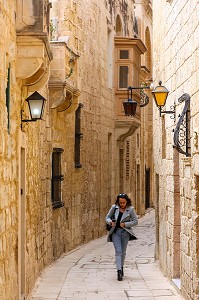 JEUNE FEMME DANS UNE RUELLE DE MDINA, MALTE 