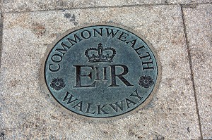 LE COMMONWEALTH WALKWAY REPRESENTE PAR DES PAVES CIRCULAIRES EN BRONZE PORTANT LE BLASON DE LA COURONNE BRITANNIQUE, LA VALETTE, MALTE 