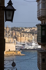 FORT SAINT ANGEL, BOW WINDOWS BALCONS COLORES INSPIRES DES MOUCHARABIEHS DES PAYS ARABES, LA VALETTE, MALTE 