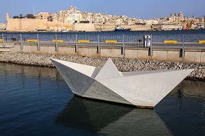 OEUVRE D'ART D'UN BATEAU EN PAPIER BLANC, PORT DU WATERFRONT ET SENGLEA, MALTE 