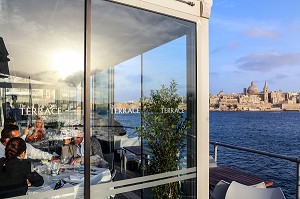 TERRASSE HOTEL FORTINA, SLIEMA ET CATHEDRALE ANGLICANE SAINT PAUL ET EGLISE DES CARMES, LA VALETTE, MALTE 