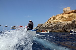 BATEAU POUR LA VISITE DE LA GROTTE BLEUE, PRES DE WIED IZ ZURRIEQ, DANS LE SUD OUEST DE MALTE 