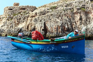 BATEAU POUR LA VISITE DE LA GROTTE BLEUE PRES DE WIED IZ ZURRIEQ, DANS LE SUD OUEST DE MALTE 