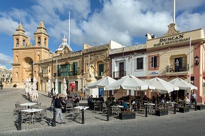 TERRASSE DE CAFE ET EGLISE DE NOTRE DAME DE POMPEI, MARSAXLOKK, MALTE 