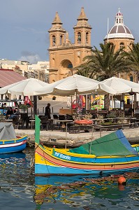 PORT DE MARSAXLOKK ET L'EGLISE DE MARSAXLOKK EN ARRIERE PLAN, MALTE 