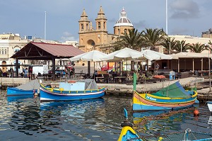 PORT DE MARSAXLOKK ET L'EGLISE DE MARSAXLOKK EN ARRIERE PLAN, MALTE 