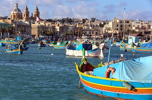 PORT DE MARSAXLOKK ET LUZZUS, BATEAUX DE PECHE TRADITIONNELS MULTICOLORES, MALTE 