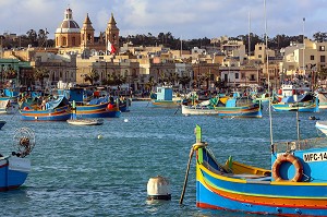 PORT DE MARSAXLOKK ET LUZZUS, BATEAUX DE PECHE TRADITIONNELS MULTICOLORES, MALTE 