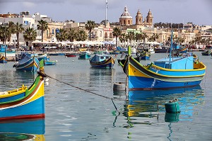 PORT DE MARSAXLOKK ET LUZZUS, BATEAUX DE PECHE TRADITIONNELS MULTICOLORES, MALTE 