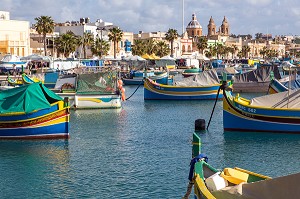 PORT DE MARSAXLOKK ET LUZZUS, BATEAUX DE PECHE TRADITIONNELS MULTICOLORES, MALTE 