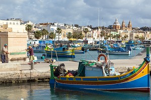 PORT DE MARSAXLOKK ET LUZZUS, BATEAUX DE PECHE TRADITIONNELS MULTICOLORES, MALTE 