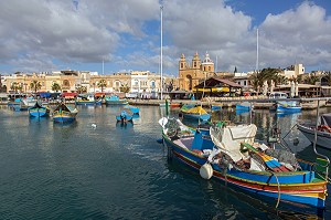 PORT DE MARSAXLOKK ET LUZZUS, BATEAUX DE PECHE TRADITIONNELS MULTICOLORES, MALTE 