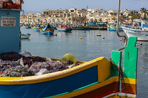 PORT DE MARSAXLOKK ET LUZZUS, BATEAUX DE PECHE TRADITIONNELS MULTICOLORES, MALTE 