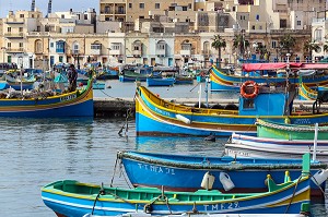 PORT DE MARSAXLOKK ET LUZZUS, BATEAUX DE PECHE TRADITIONNELS MULTICOLORES, MALTE 