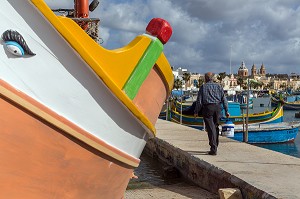 PORT DE MARSAXLOKK ET LUZZUS, BATEAUX DE PECHE TRADITIONNELS MULTICOLORES, MALTE 