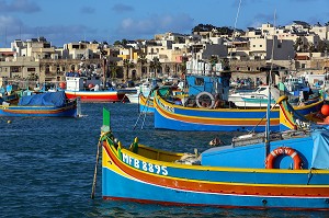 PORT DE MARSAXLOKK ET LUZZUS, BATEAUX DE PECHE TRADITIONNELS MULTICOLORES, MALTE 