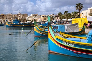 PORT DE MARSAXLOKK ET LUZZUS, BATEAUX DE PECHE TRADITIONNELS MULTICOLORES, MALTE 