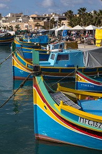 PORT DE MARSAXLOKK ET LUZZUS, BATEAUX DE PECHE TRADITIONNELS MULTICOLORES, MALTE 