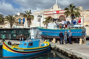 PECHEURS SUR LES QUAIS DU PORT DE MARSAXLOKK ET LUZZUS, BATEAUX DE PECHE TRADITIONNELS MULTICOLORES, MALTE 