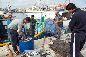 PECHEURS SUR LES QUAIS DU PORT DE MARSAXLOKK, MALTE 