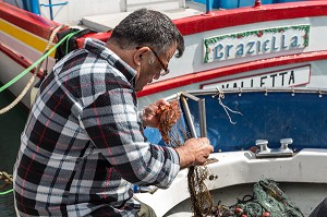 PECHEURS SUR LES QUAIS DU PORT DE MARSAXLOKK, MALTE 