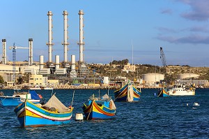 PORT DE MARSAXLOKK ET LUZZUS, BATEAUX DE PECHE TRADITIONNELS MULTICOLORES, MALTE 